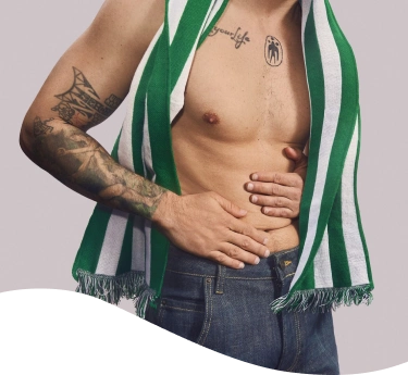 Hombre con dolor abdominal sosteniendo un plato de comida